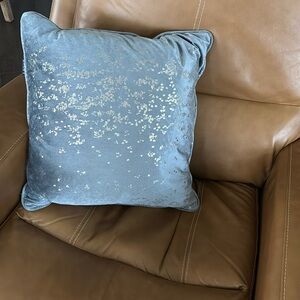 2 Steel blue velvet pillows (2)